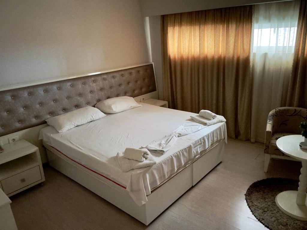 Select City Center Hotel Tirana Buitenkant foto