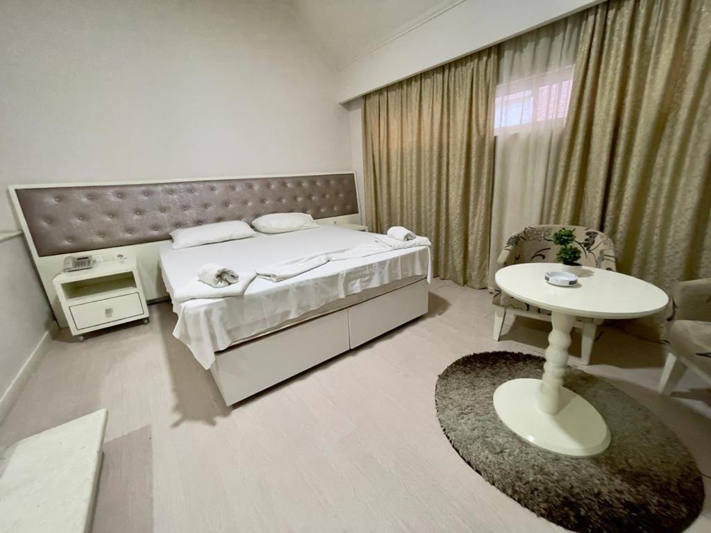 Select City Center Hotel Tirana Buitenkant foto